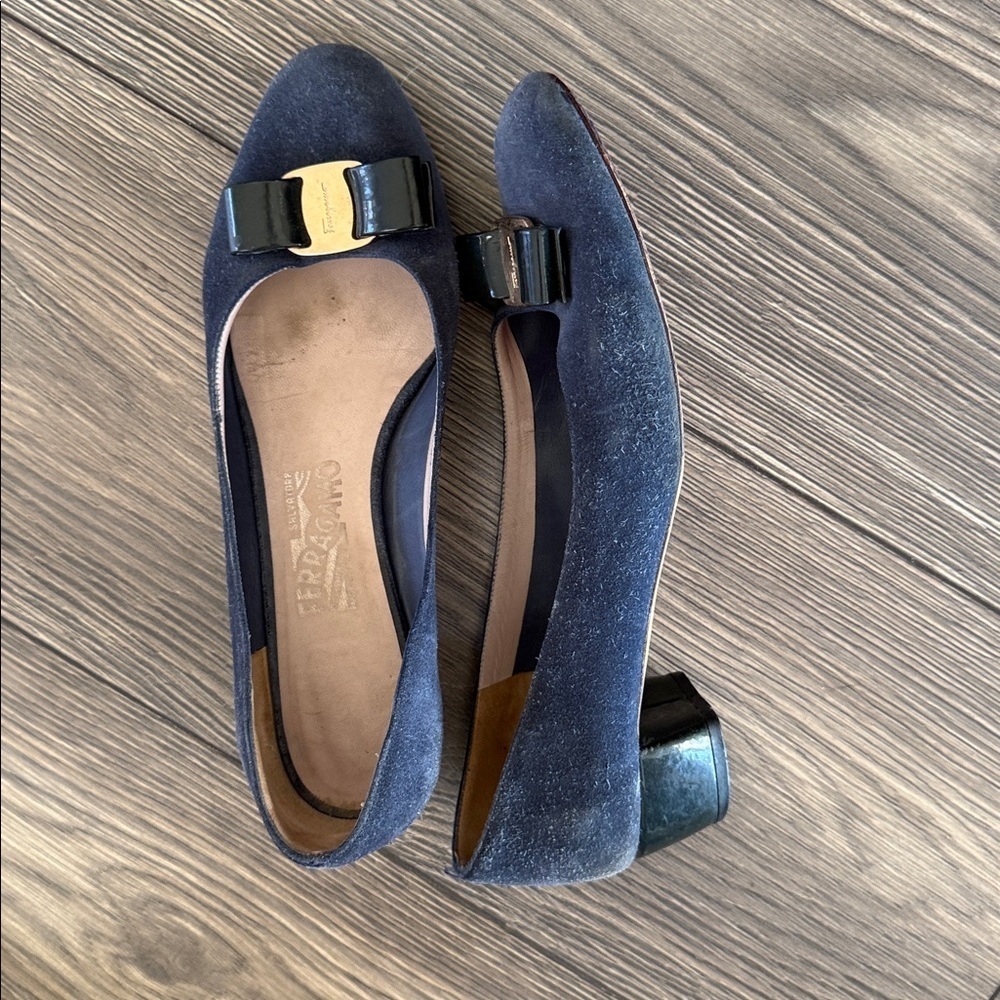 Salvatore Ferragamo Navy Suede Bow Flats with Gold Accent - Picture 2 of 14